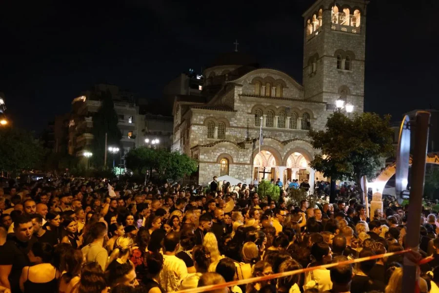 Στην «παλιά γειτονιά» του ο Μαζωνάκης: Πλήθος κόσμου τον αποχαιρετά με τραγούδια και χειροκροτήματα