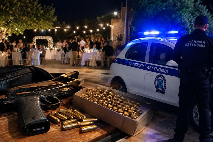Πάνω από 100 πυροβολισμοί σε αρραβώνα στο Ηράκλειο –  Συνελήφθη ο γαμπρός και συγγενικά του πρόσωπα