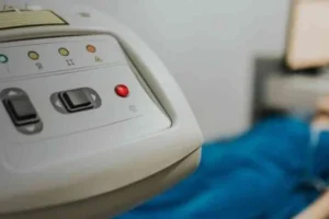 «Ιατρείο φάντασμα»: «Μαϊμού» γιατρός υποσχόταν να «καθαρίσει» το αίμα για 6.000 ευρώ