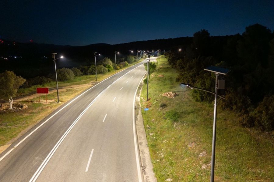 Φως σε 958 χιλιόμετρα δρόμων – 31.938 αυτόνομοι έξυπνοι ιστοί φωτισμού στις 13 Περιφέρειες