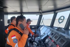 Ινδονησία: Έξι νεκροί και 130 αγνοούμενοι από τη βύθιση πλοίου – Έχουν διασωθεί 113 επιβάτες