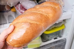 Μην βάζεις το ψωμί στο ψυγείο – Πού κρατάει περισσότερο