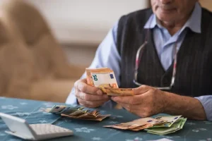 Πόσα έχασαν οι συνταξιούχοι από τον υπολογισμό των αυξήσεων με τον μαθηματικό τύπο – Επτά συγκριτικά παραδείγματα