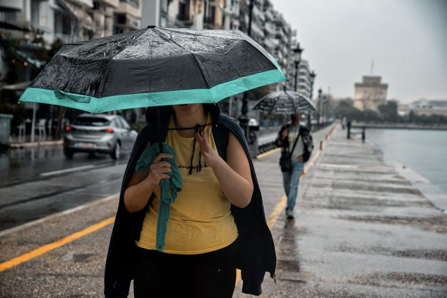 Σφοδρό κύμα κακοκαιρίας σαρώνει τη χώρα: Δρόμοι έγιναν ποτάμια σε Πάτρα και Καβάλα – Πού εντοπίζονται τα μεγαλύτερα προβλήματα