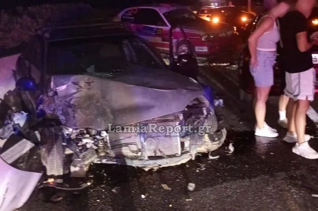 Σοβαρό τροχαίο στην Αθηνών – Λαμίας: Συγκρούστηκαν 5 οχήματα, τρεις τραυματίες