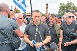 «Έξω οι φασίστες από τα σχολεία»: Σάλος στα Μέγαρα με το «ευχαριστώ» Συλλόγου Γονέων στον Κασιδιάρη