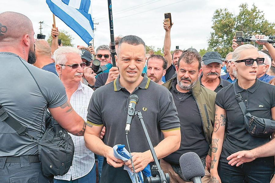 «Έξω οι φασίστες από τα σχολεία»: Σάλος στα Μέγαρα με το «ευχαριστώ» Συλλόγου Γονέων στον Κασιδιάρη