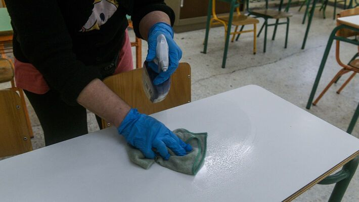 SOS από τις σχολικές καθαρίστριες Ηρακλείου: Όχι άλλες εκπτώσεις στην εργασιακή μας αξιοπρέπεια