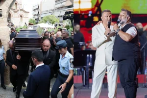 Γιώργος Μαζωνάκης: Οι ηχηρές απουσίες από την κηδεία του – Τα μεγάλα ονόματα που δεν εμφανίστηκαν