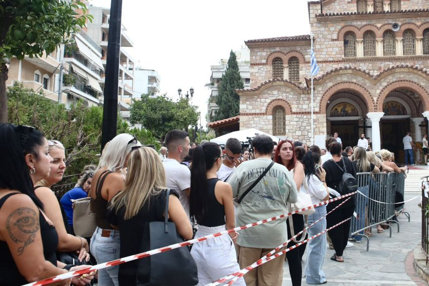Θάνατος Μαζωνάκη: Πλήθος κόσμου στη Νίκαια για το λαϊκό προσκύνημα στο “παιδί της νύχτας”