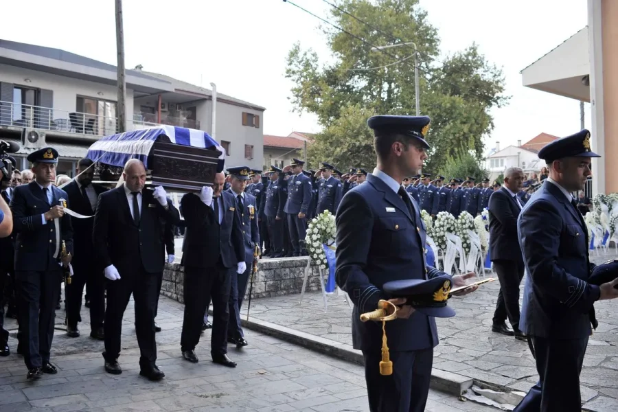 Θρήνος στον Κατσικά Ιωαννίνων για τον Δημήτρη Πέτρου – Το τελευταίο αντίο στον σμηναγό