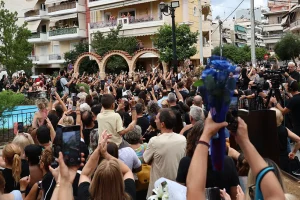 «Ώρες μικρές», «Είσαι το λάθος μου το τελευταίο»: Με αγαπημένα τραγούδια του Γιώργου Μαζωνάκη τον αποχαιρετά ο κόσμος στην Αγία Τριάδα Νίκαιας