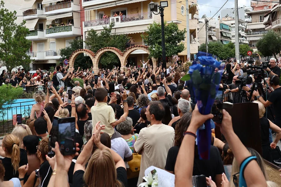 «Ώρες μικρές», «Είσαι το λάθος μου το τελευταίο»: Με αγαπημένα τραγούδια του Γιώργου Μαζωνάκη τον αποχαιρετά ο κόσμος στην Αγία Τριάδα Νίκαιας