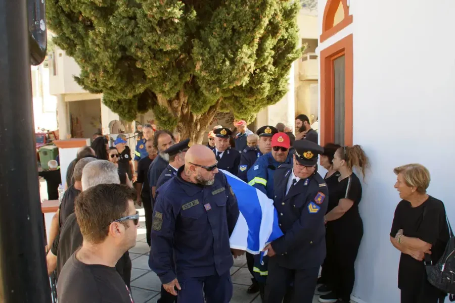 Ρόδος: Σε κλίμα συγκίνησης το τελευταίο «αντίο» στον πυροσβέστη Πέτρο Διακάκη