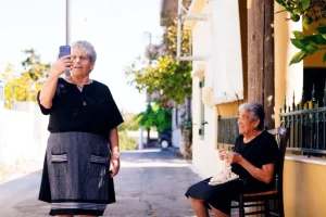 Οι viral Κρητικές γιαγιάδες ξαναχτυπούν και τα βάζουν με το… χαζόGPT – Δείτε το νέο σποτ του Ημιμαραθωνίου Κρήτης