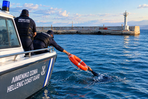 Από το περπάτημα… βρέθηκε στη θάλασσα γιατί μιλούσε στο κινητό! – Συναγερμός στο Λ.Σ. για τη διάσωση 66χρονου