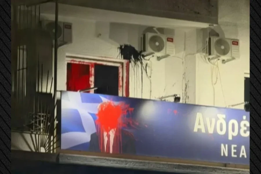 Έριξαν μπογιές στο πολιτικό γραφείο του Ανδρέα Λοβέρδου