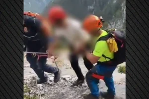 Επιχείρηση διάσωσης 34χρονου στον Όλυμπο – Μεταφέρθηκε με ασφάλεια και τον παρέλαβε το ΕΚΑΒ