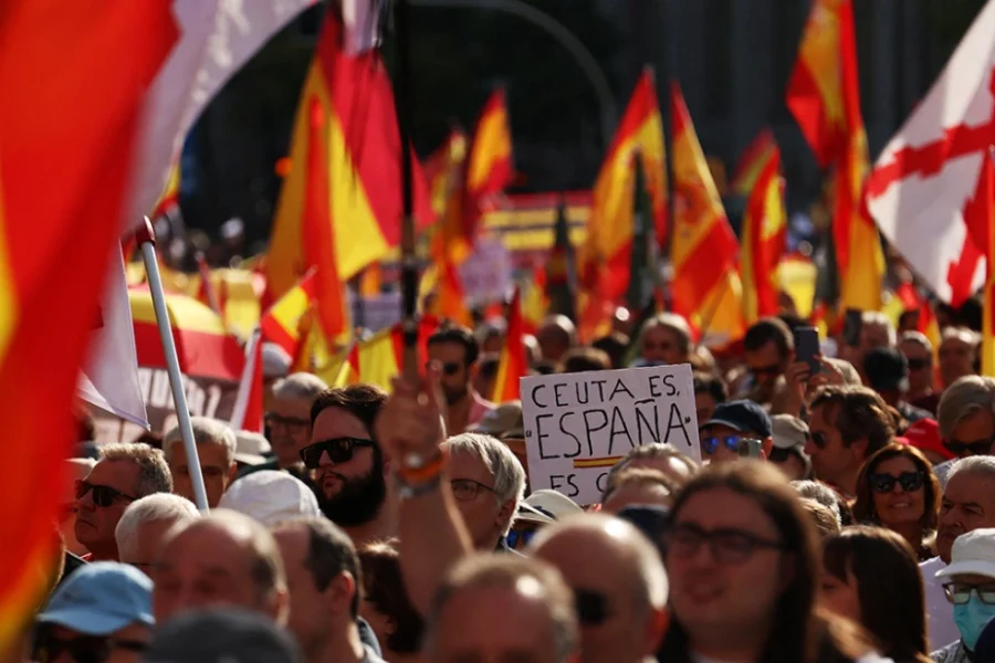Διαδήλωση στη Μαδρίτη για τη Θέουτα: Χιλιάδες στους δρόμους κατά της κυβέρνησης Σάντσεθ