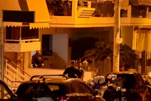 Έληξε το θρίλερ στη Νίκαια: Η Αστυνομία μπήκε στο διαμέρισμα όπου ο 49χρονος κρατούσε όμηρο τη σύζυγό του
