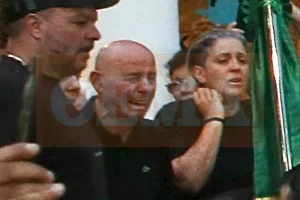 Σπαραγμός για την οικογένεια του Γιώργου Μαζωνάκη μπροστά στη σορό του αγαπημένου τους γιου και αδερφού (pics)