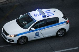 Άνδρας σε αμόκ μπούκαρε με μαχαίρι στο ΑΤ Μάνδρας: Τον πυροβόλησε αστυνομικός για να τον ακινητοποιήσει