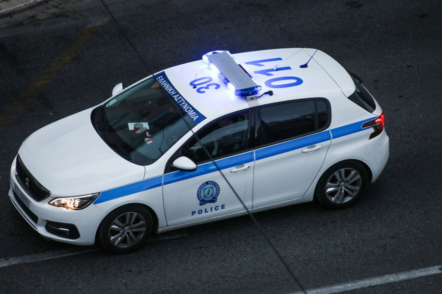 Άνδρας σε αμόκ μπούκαρε με μαχαίρι στο ΑΤ Μάνδρας: Τον πυροβόλησε αστυνομικός για να τον ακινητοποιήσει