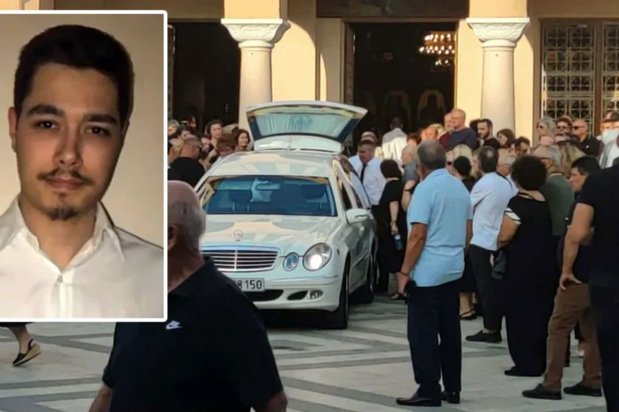 Θρήνος στην κηδεία του αδελφού της Ολγας Φαρμάκη, Μανούσου, που πέθανε στα 32 του χρόνια