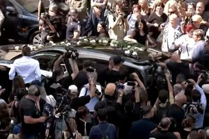 Η Ελλάδα αποχαιρετά το «παιδί της νύχτας» – Με το «Φεύγω για μένα» και παρατεταμένο χειροκρότημα το τελευταίο αντίο στον Γιώργο Μαζωνάκη