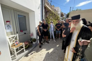 Γιώργος Μαζωνάκης: Μνημόσυνο στους Πεύκους Σητείας και τρισάγιο έξω από το σπίτι του