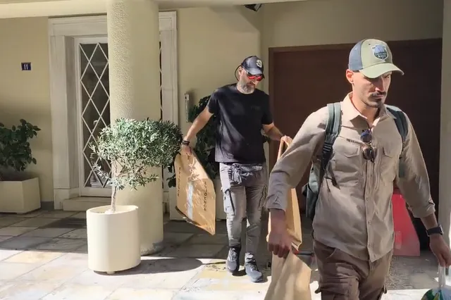 Γιώργος Μαζωνάκης: Πέντε φακέλους και σακούλες με στοιχεία πήραν από την κλινική στο Κολωνάκι οι αστυνομικοί