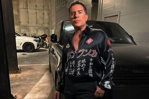 Από τη γούνα του «Gucci Φόρεμα» στο total red: Ο Γιώργος Μαζωνάκης δεν ντύθηκε ποτέ «όπως πρέπει»