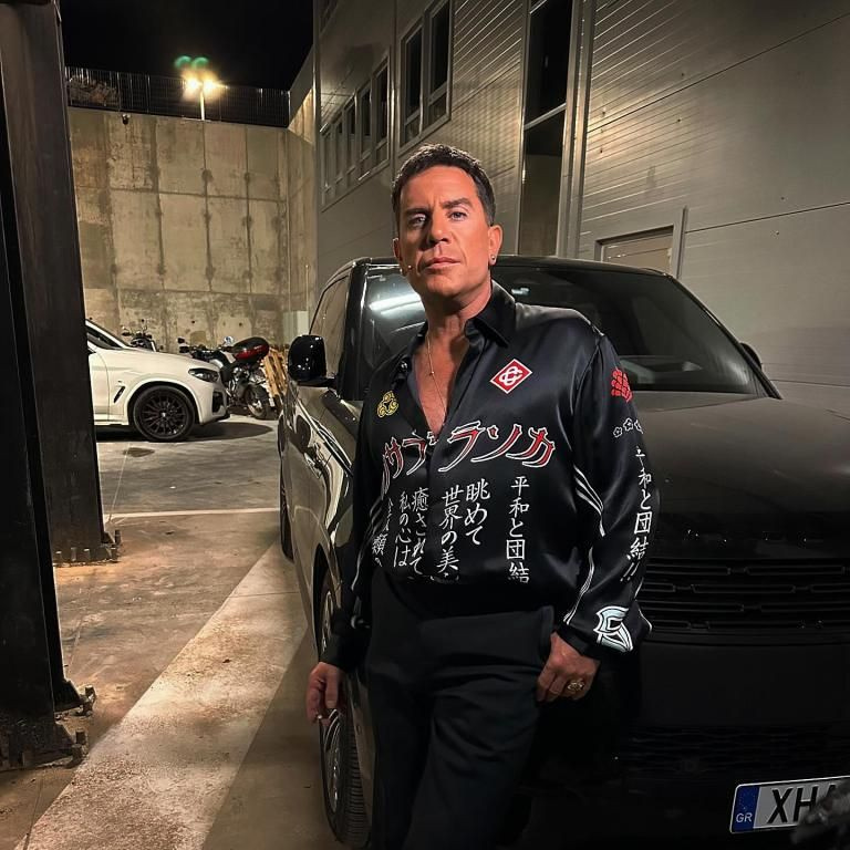 Από τη γούνα του «Gucci Φόρεμα» στο total red: Ο Γιώργος Μαζωνάκης δεν ντύθηκε ποτέ «όπως πρέπει»