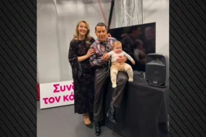 Το κοριτσάκι που θα βάφτιζε ο Γιώργος Μαζωνάκης άφησε λουλούδι στον τάφο του, δείτε βίντεο