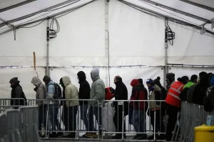 Η Αθήνα στο πλευρό των σκληρών της ΕΕ για κέντρα απελάσεων σε τρίτες χώρες