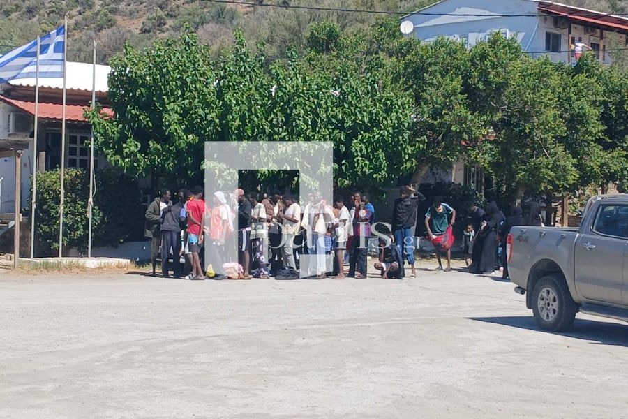 Λέμβος με 36 μετανάστες στους Καλούς Λιμένες (pics)