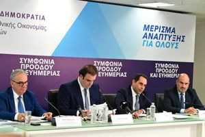 Πόσο μειώνονται οι φόροι για επαγγελματίες αγρότες τρίτεκνους, τι κερδίζουν μισθωτοί και συνταξιούχοι (πίνακες και παραδείγματα)