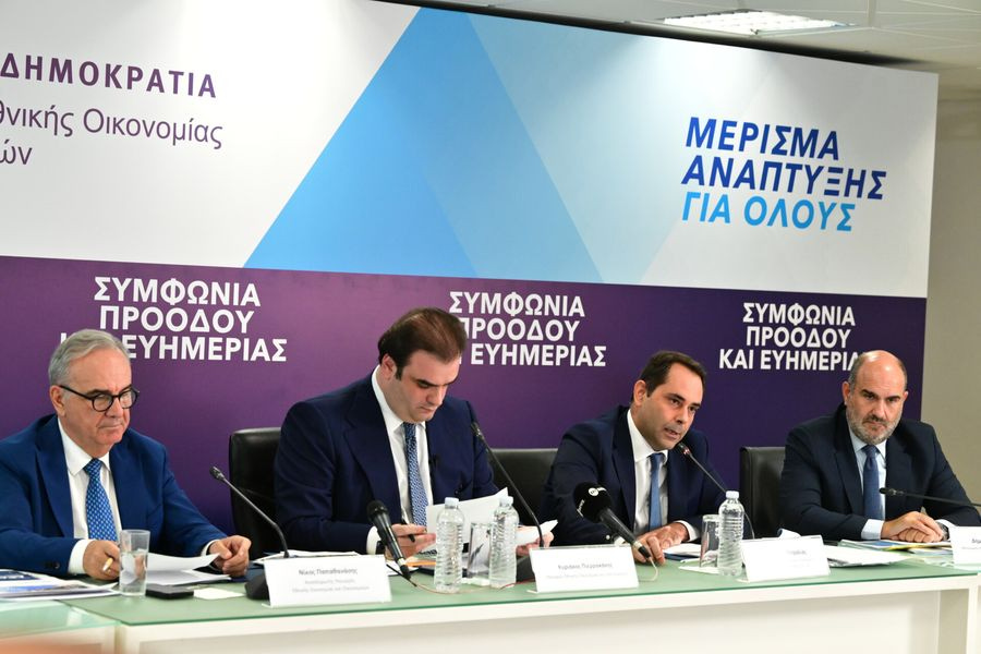 Πόσο μειώνονται οι φόροι για επαγγελματίες αγρότες τρίτεκνους, τι κερδίζουν μισθωτοί και συνταξιούχοι (πίνακες και παραδείγματα)