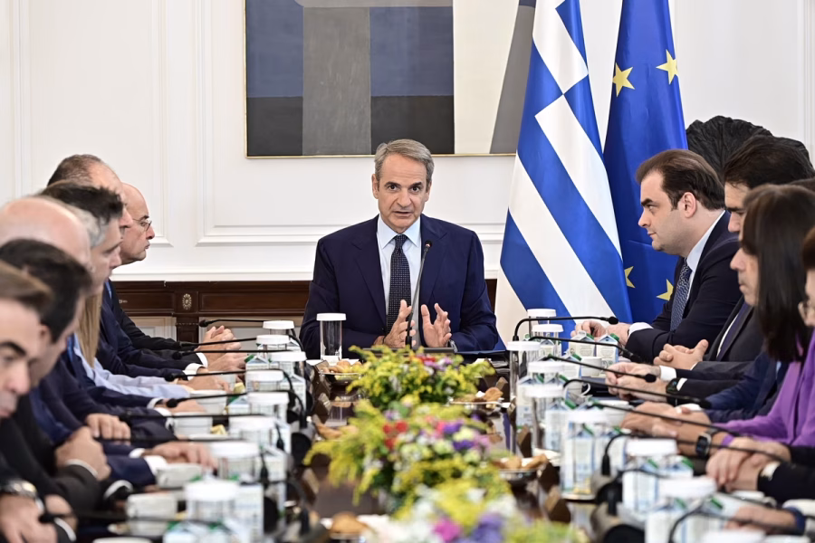 Ο εμφύλιος είναι εδώ, Κυριάκος εναντίον Ντόρας, για την αλαζονεία γαλάζιων στελεχών… – Μήνυμα Μητσοτάκη στους υπουργούς του: Να είστε μετρημένοι και όχι…κακομοίρηδες! – Στους…υπνοθεραπευτές στέλνει η κυβέρνηση τους πολίτες για λύσεις στην ενεργειακή κρίση!