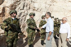 Στις μικρονήσους Ρω και Στογγυλή ο Μητσοτάκης, επισκέφθηκε τα φυλάκια και κατέθεσε στεφάνι