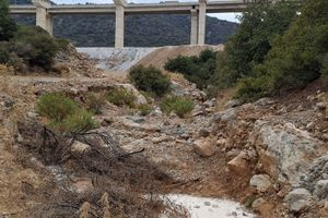 Σε κίνδυνο ανθρώπινες ζωές και περιουσίες στη Σταλίδα από το μπαζωμένο ρέμα