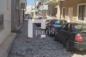 Αναστάτωση στο Ηράκλειο: Κατέρρευσε τμήμα μπαλκονιού – Κομμάτια έπεσαν πάνω σε αυτοκίνητα