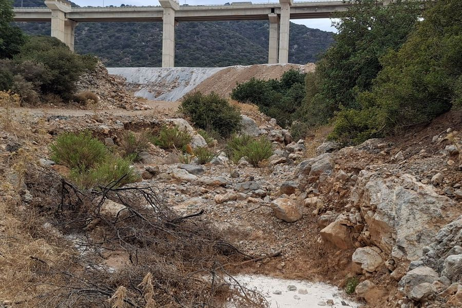 Σήραγγα Σταλίδας: “Συναγερμός” για το μπάζωμα του ρέματος στο οποίο εκβάλλουν τρεις λεκάνες απορροής