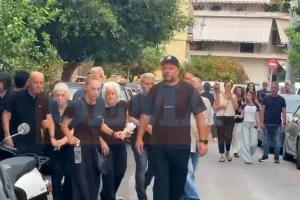 Η οικογένεια του Γιώργου Μαζωνάκη στην Αγία Τριάδα στη Νίκαια