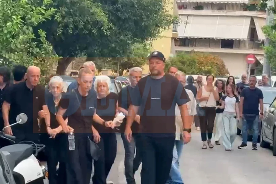 Η οικογένεια του Γιώργου Μαζωνάκη στην Αγία Τριάδα στη Νίκαια