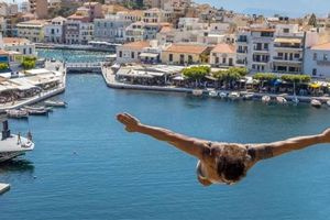 Σήμερα και αύριο ο Άγιος Νικόλαος υποδέχεται για 8η χρονιά το Cliff Diving