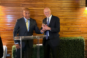 Ο Γιώργος Παπανδρέου τιμήθηκε με το Diplomatic Courier Envoy Award στη Νέα Υόρκη