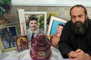 Συγκλονίζει ο ιερέας πατέρας του νεκρού πυροσβέστη: «Για τον κόσμο ήρωας, για μας μαρτύριο…» – Πατέρας και παππούς τέλεσαν το μνημόσυνο του 25χρονου εθελοντή! (vid)