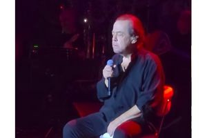 “Μη γερνάς καλλιτέχνη απαγορεύεται. Μην βγαίνεις, μην εμφανίζεσαι, μην επικοινωνείς. Κρύψου στο λαγούμι σου”