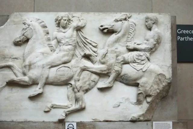 Το Βρετανικό Μουσείο «μοιράζει» δεξιά κι αριστερά θραύσματα από τα Γλυπτά του Παρθενώνα – Το «όχι» της Αθήνας